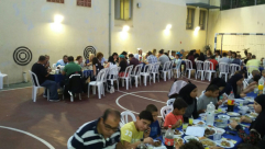 بالصور: إفطار جماعي في مركز النهوض بالشبيبة بيافا تحت رعاية مطعم أبو حلوة